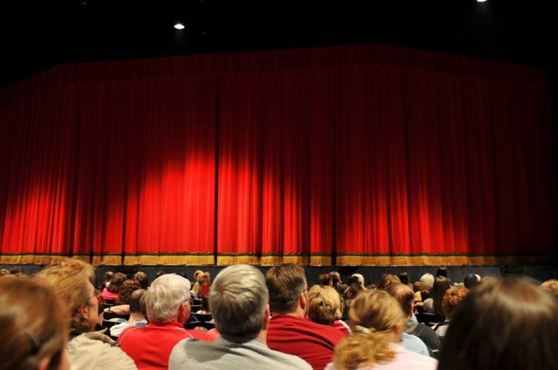 REGIONE LOMBARDIA: sostegno ai soggetti di produzione teatrale – anno 2021