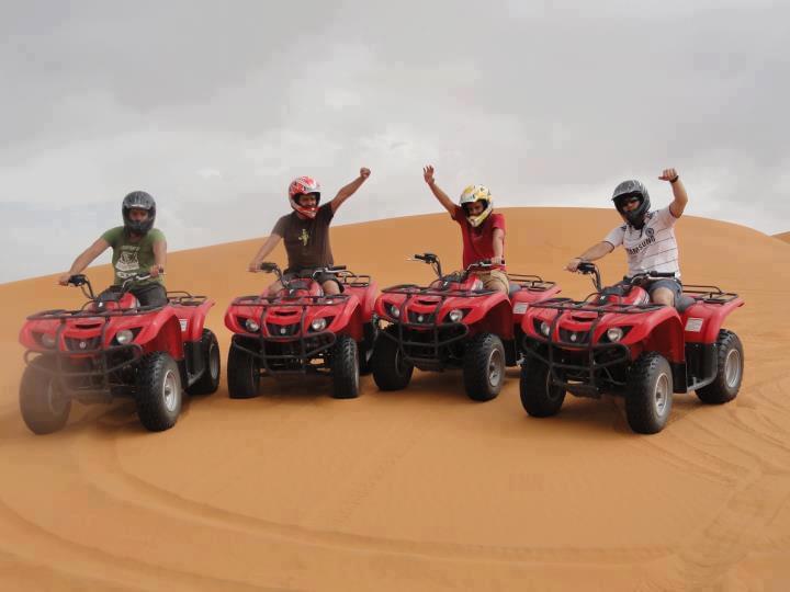 quad en las dunas