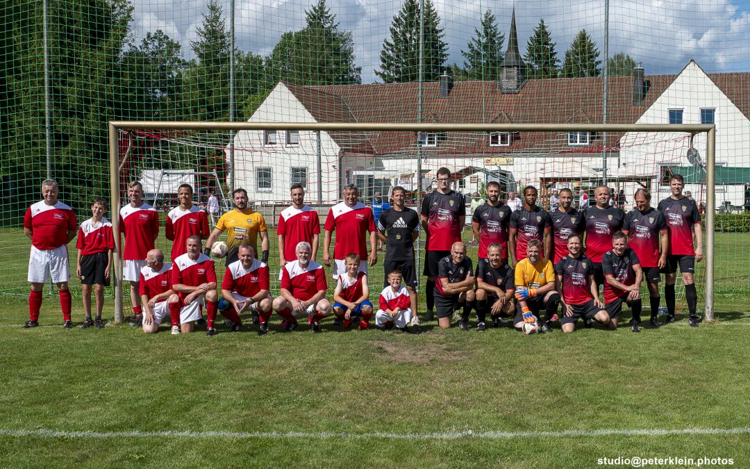 Oldies triumphieren in heißem Fußball-Duell