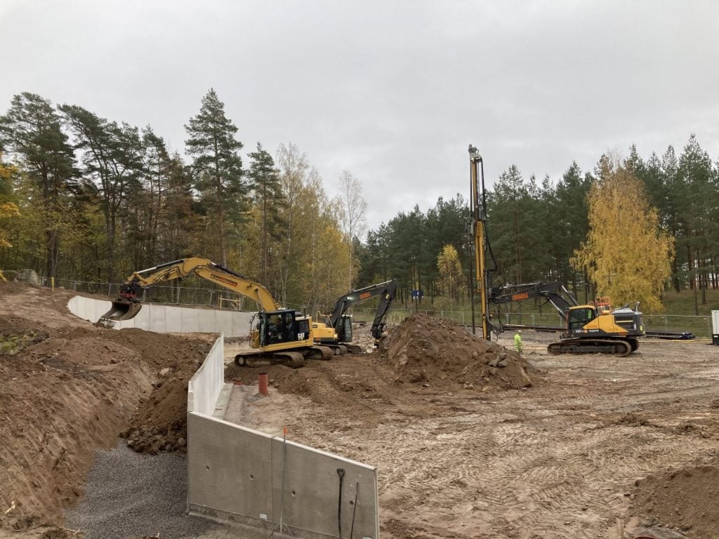 Grävmaskin och pålningsmaskin i arbete med schaktning och pålning inför uppförandet av ackumulatortank i Lmabohov. 