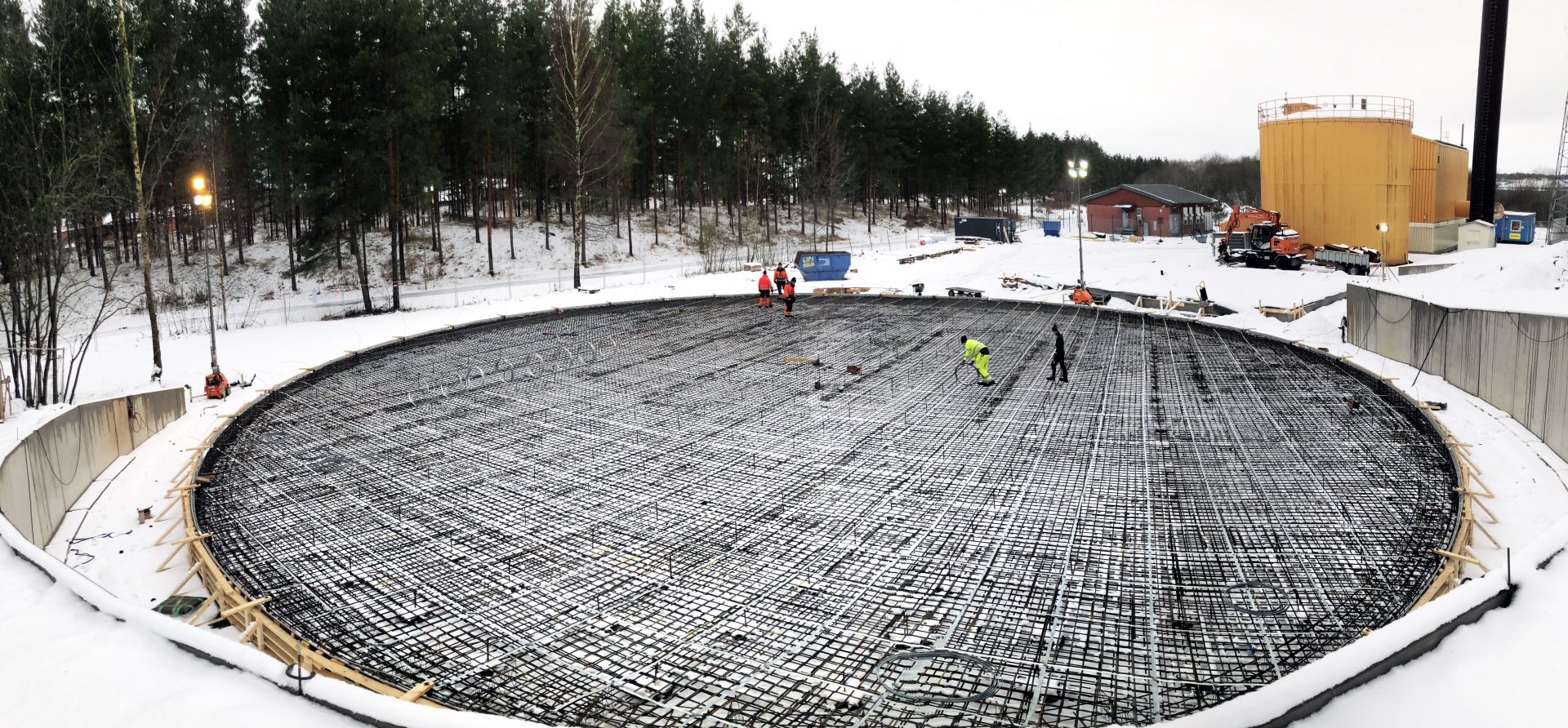 Form och armering på plats inför gjutning av fundament till ackumulatortanken i Lambohov.