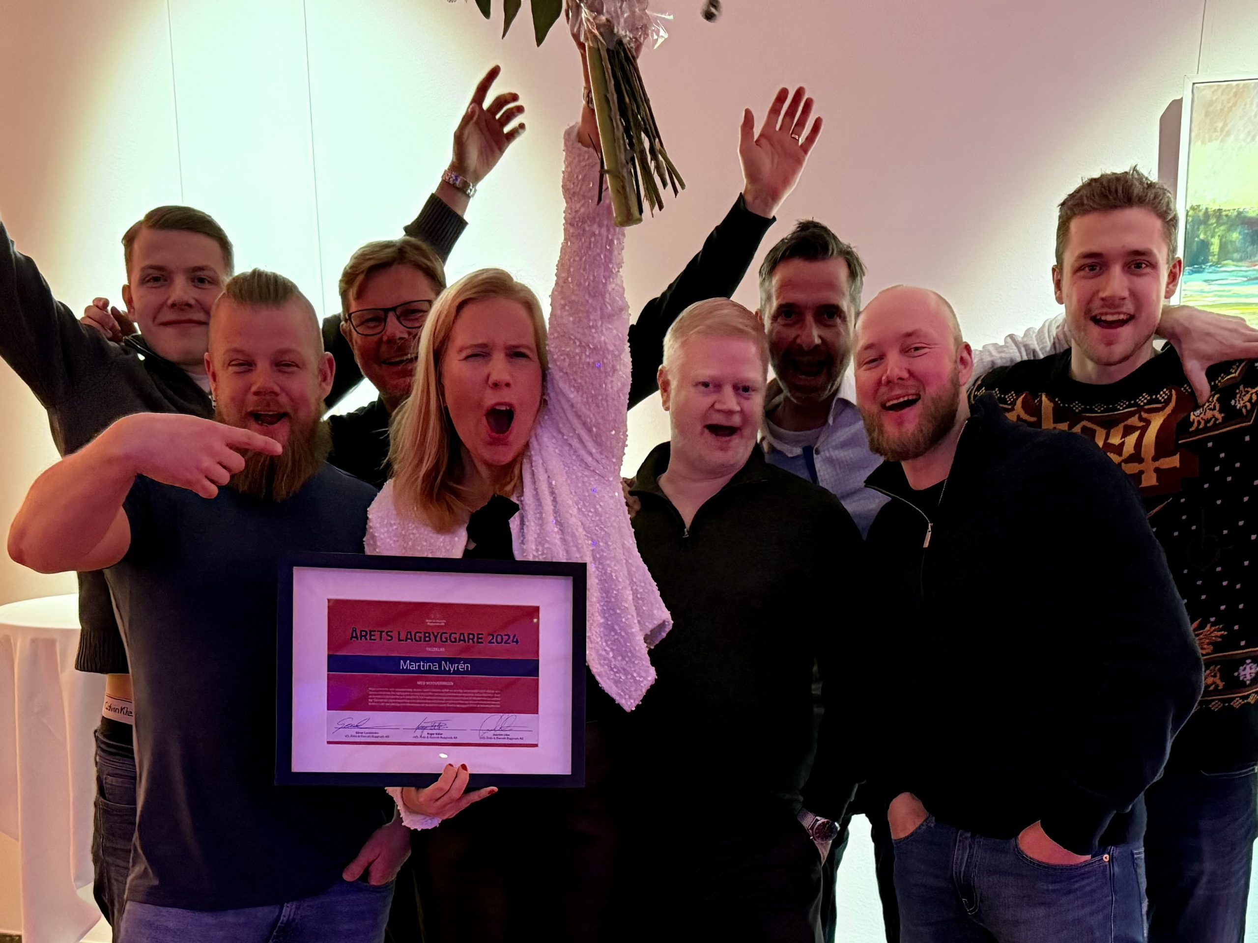 Martina Nyrén är Årets Lagbyggare 2024 inom Åhlin & Ekeroth Byggnads AB. Här tillsammans med kollegorna på projekt Bägaren i Norrköping.