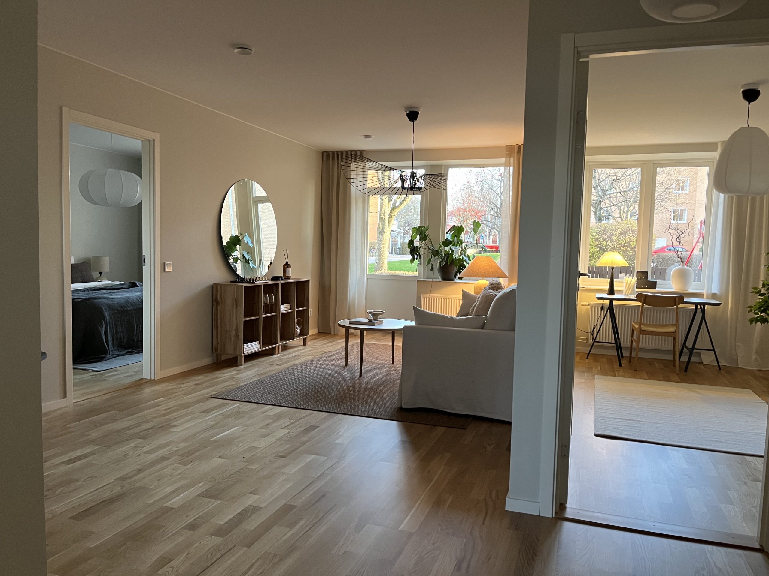 Nybyggd lägenhet i Gamla Tanneforsskolan. Trägolv, ljusa väggar och öppen planlösning.