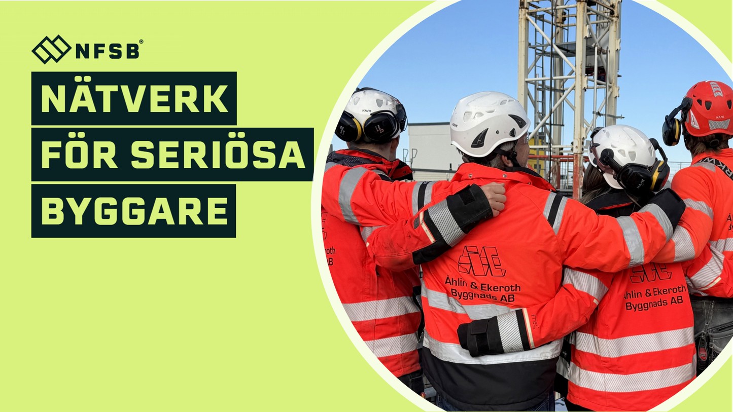 Vänster sida utgörs av svart text på gulgrön bakgrund. Texten lyder NFSB - Nätverk för Seriösa Byggare. Till höger om texten är en rund bild på fyra personer i orangea byggjackor och med bygghjälmar. De står med ryggen mot kameran, håller varandra om ryggen och kikar upp mot en lyftkran.
