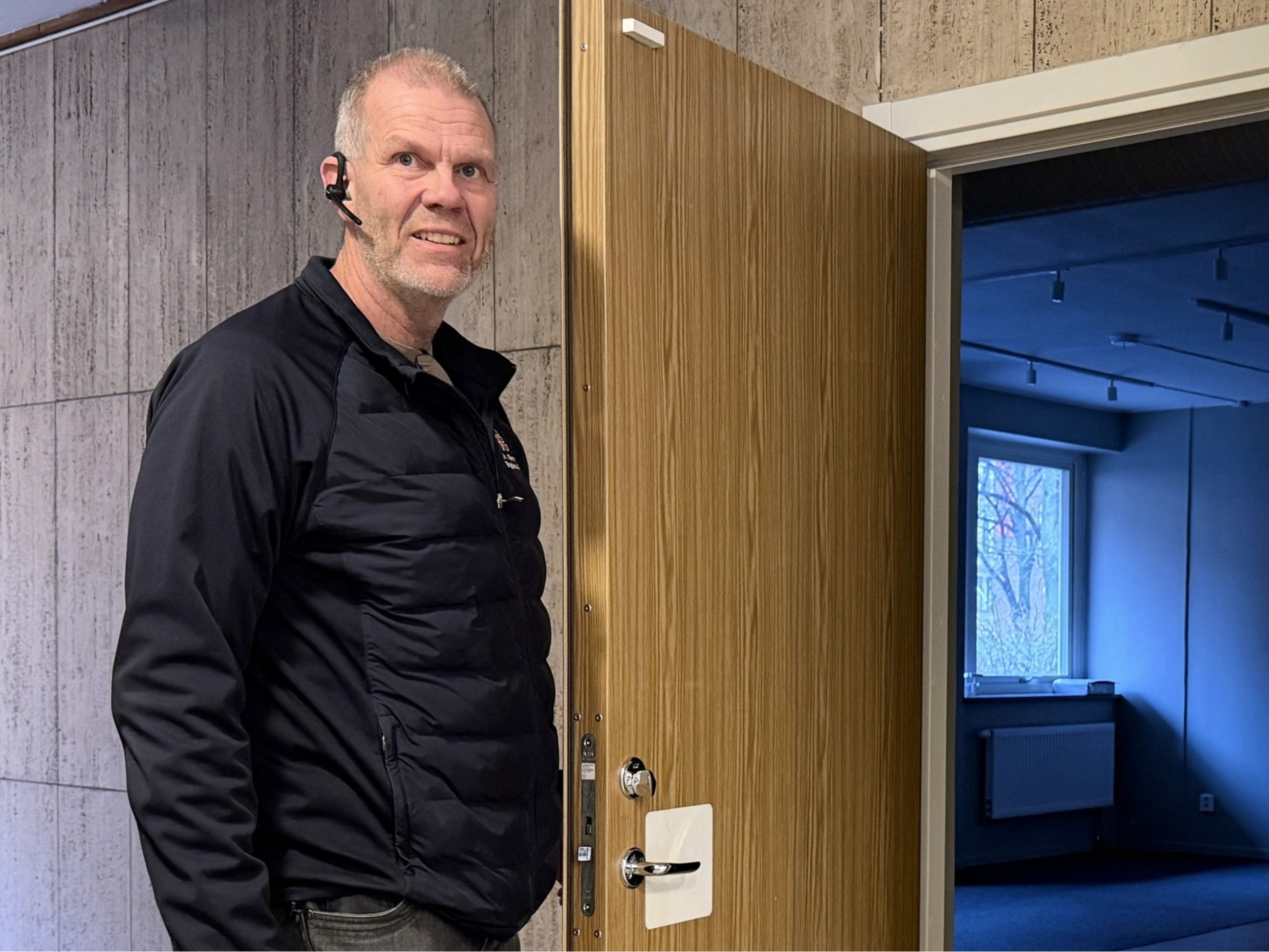 Åhlin & Ekeroths produktionsledare, Thomas Persson gläntar på entrédörren till Lundbergs Fastigheters nyrenoverade kontorslokal på Klostergatan 60 i Linköping.