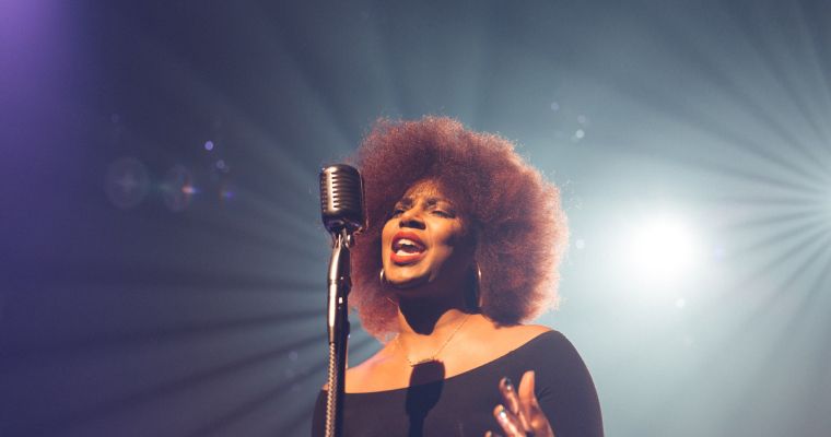 Lire la suite à propos de l’article Amelia Barbar serenades audiences with ‘Peaches’ performance at 2022 Grammys