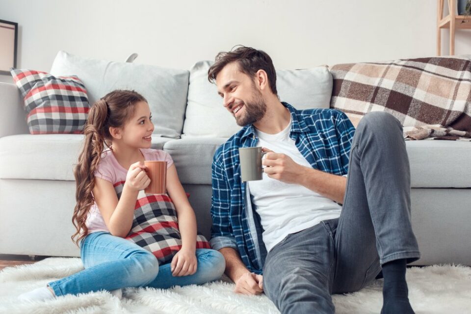 Padre e figlia si godono la casa con un clima perfetto