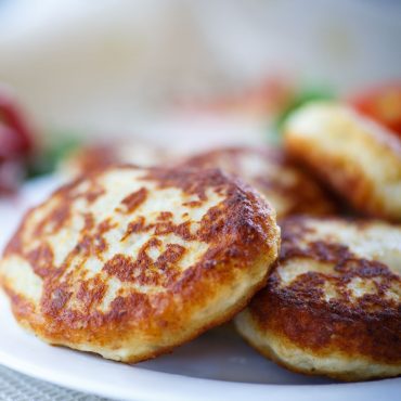 Fiskefrikadeller lave i airfryer med groft rugbrød og dejlig hjemmelavet remoulade til