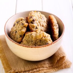 banan-havremel cookies med chokoladestykker tilberedt i en airfryer