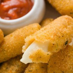 mozzarella sticks lavet i en airfryer