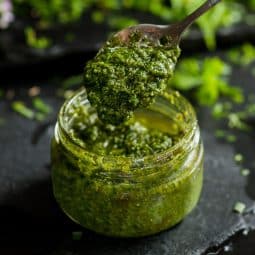 grøn pesto opskrift med klassiske ting i