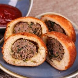 Frikadelleboller bagt i en airfryer frikadeller og hvedeboller sammen