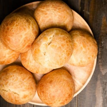 Spanske rundstykker i airfryer her uden mel på toppen