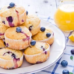 blåbær muffins bagt i airfryer serveret med juice