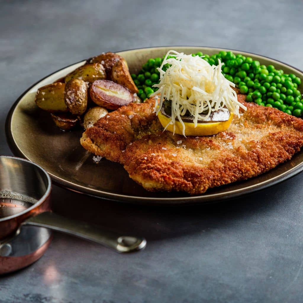 Wienerschnitzel i Airfryer serveret med klassisk tilbehør