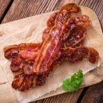 Bacon i airfryer serveret med grønsager til