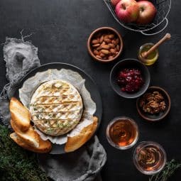 Bagt brie i airfryer med brød honning og nødder