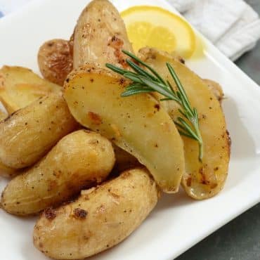 Græske kartofler i airfryer med citron skiver som tilbehør kaldet Patates Fournou