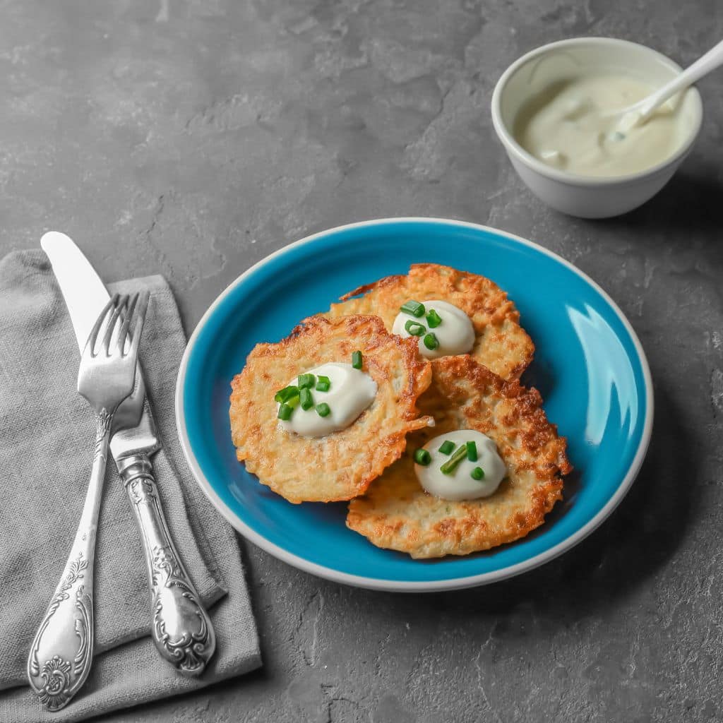 Latkes i airfryer som spises i den jødiske kultur og tradition, især under Hanukkah