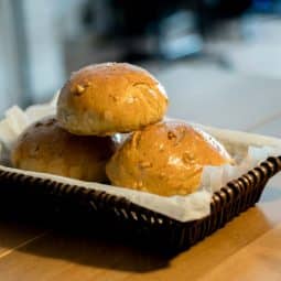 Valnøddeboller i airfryer serveret på et bord