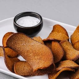 rugbrødschips i airfryer af dag gammel rugbrød til chips