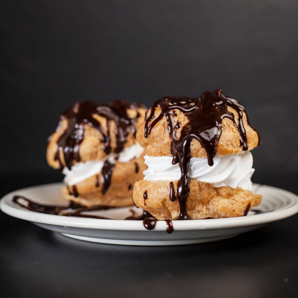 vandbakkelser i Airfryer med lækker vanilje creme og syltetøj. Choux-dej og synonymt med éclairs og cream puffs.