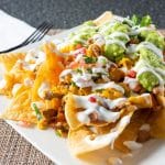 Nachos i airfryer med smeltet ost, guacamole og salsa