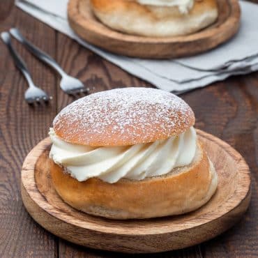 Semlor i airfryer. Semla er den svensk fastelavnsbolle, altså en bolle med creme fyld.