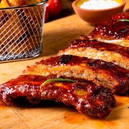 Spareribs i airfryer med hjemmelavet barbecue sauce. Få de lækre og møre America ribs