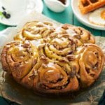 Sticky buns i airfryer bagværk fra USA med pekannødder også kaldet schnecken på tysk