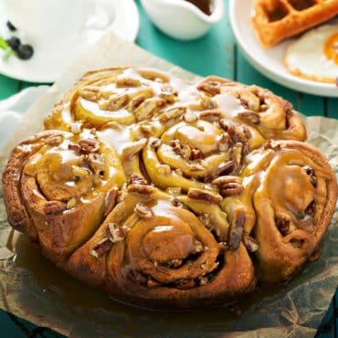 Sticky buns i airfryer bagværk fra USA med pekannødder også kaldet schnecken på tysk