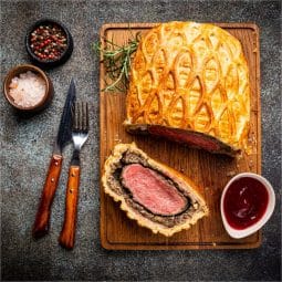 Beef Wellington i airfryer skåret og serveret flot på et skærebræt