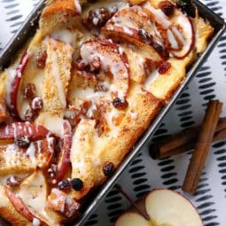 Brødbudding i airfryer Den med skåret æbler og rosiner og kanel