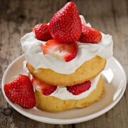 Strawberry shortcake bagt i airfryer Engelsk jordbærkage