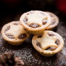 mince pies i airfryer med flormelis som pynt julestemning