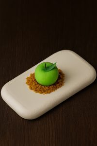 Mousse de manzana verde con tierra de caramelo