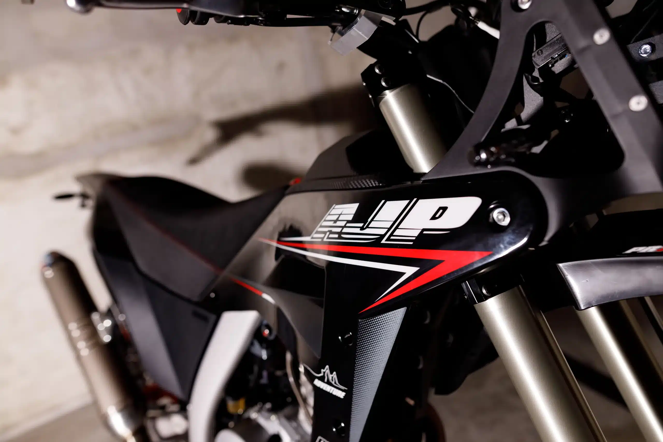 PR7 Black front logo