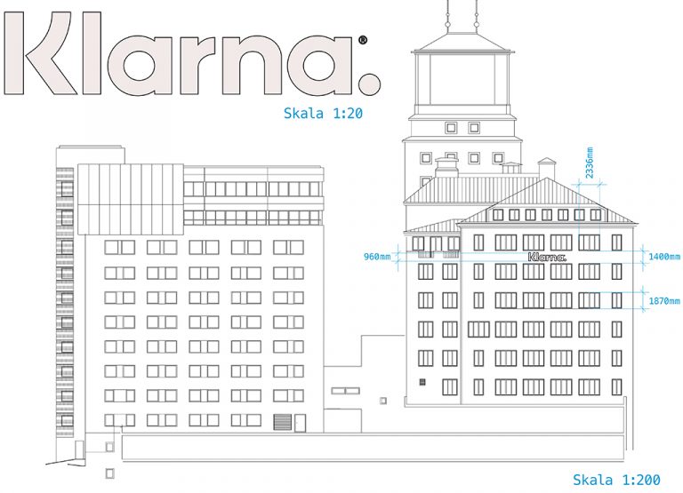 Ritning över en husfasad där en skylt för företaget Klarna planeras sättas upp. På ritningen är "Klarna" inritat på huset och visas i större format separat.