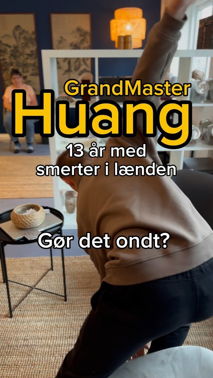 13 år med smerter i lænden - GrandMaster Huang. 
Klienten her var ude for en arbejdsulykke, hvor han pludseligt mærker et smæld i lænden. Et smæld som skulle vises sig at forvolde stærke smerter i mere end 12 år og forårsage en sygemelding. Han kommer til GrandMaster Huang efter, at han gennem alle 13 år har været til et utal af forskellige behandlingsformer. Dog uden held. I denne video ser man den sidste del af klientens første behandling. Her benytter GrandMaster Huang et koncept, som han specifikt har udviklet til QiZhi smerter, også kaldet akutopstået smerter. Dette er et koncept, som vil undervises i GrandMaster Huangs første MasterClass.

#ChineseAcupuncture #AcupunctureHealing #TraditionalChineseMedicine #HolisticHealth #WellnessJourney #NaturalTherapy #EnergyHealing #MindBodySpirit #huangsakupunktur #jülingakupunktur #cupping