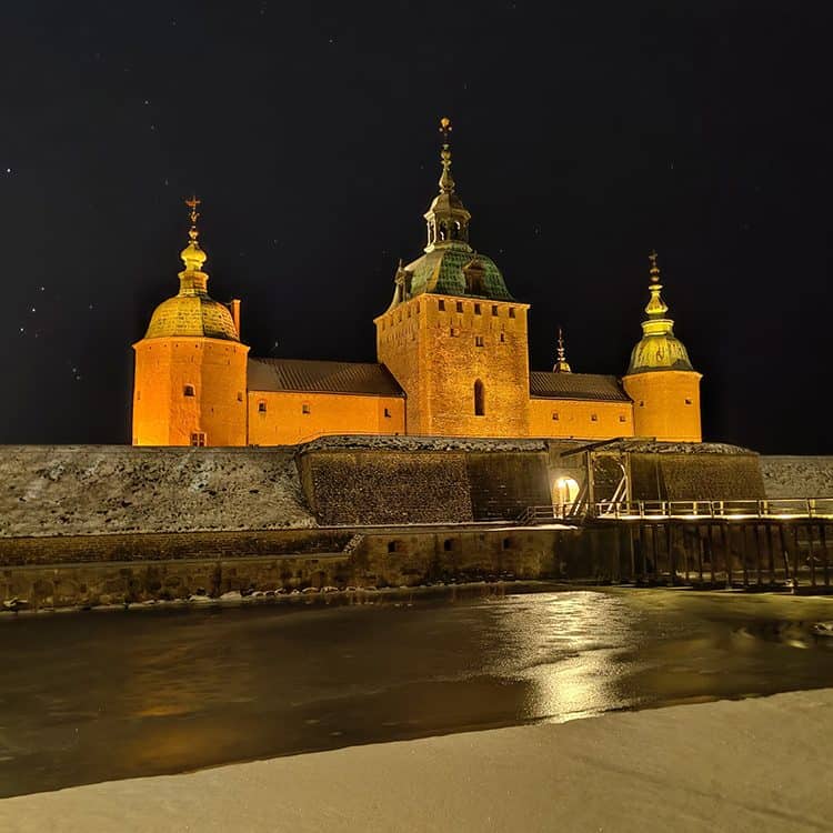 Het kasteel van Kalmar op een avond onder de sterrenhemel.