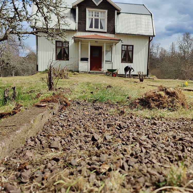 Het grindpad naar het vakantiehuis komt tevoorschijn onder het gras vandaan.