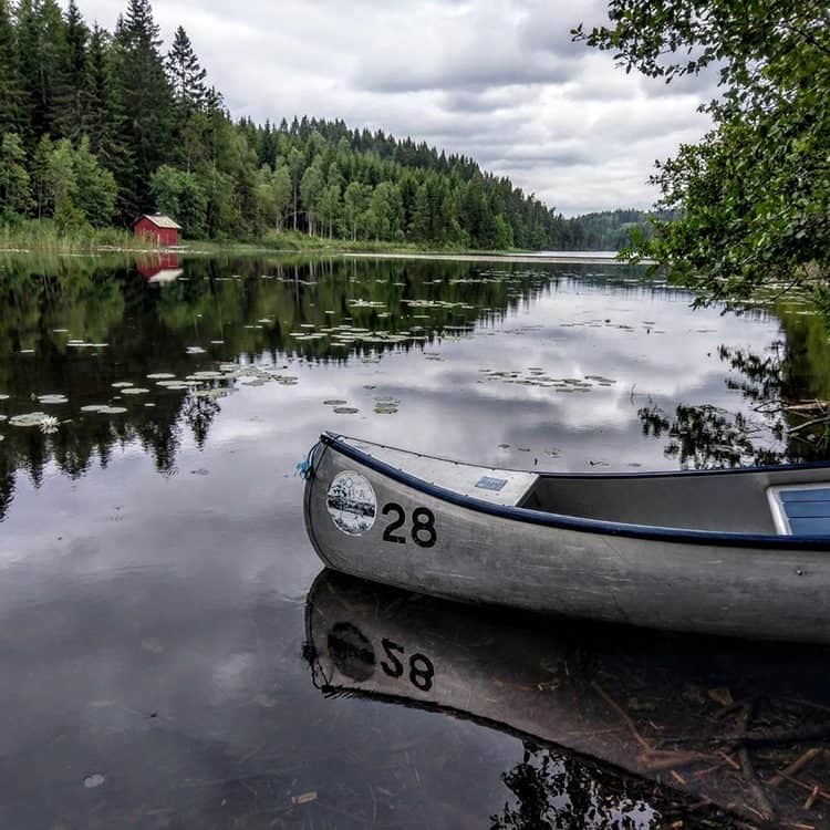 Een kano ligt aan een meer in Zweden.
