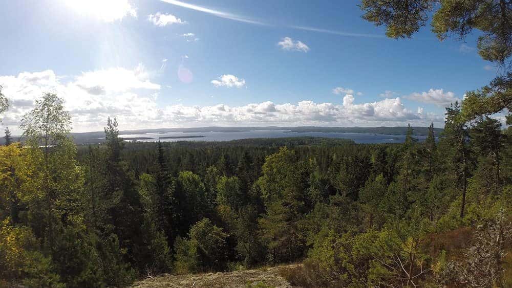 Een panoramafoto van een natuurgebied in Zweden met bossen en meren.