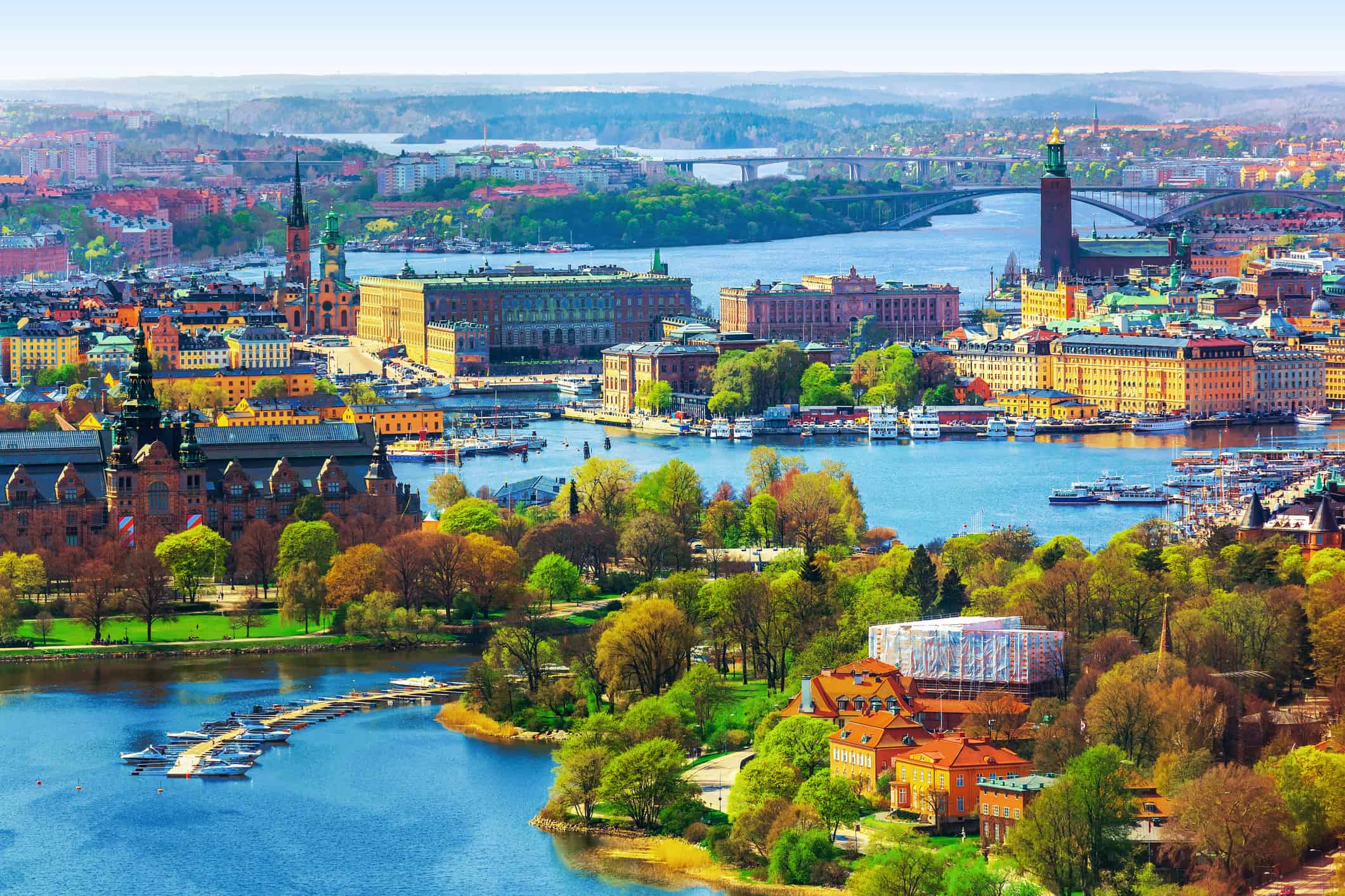 Een panoramafoto van de stad Stockholm bestaande uit diverse eilandjes.