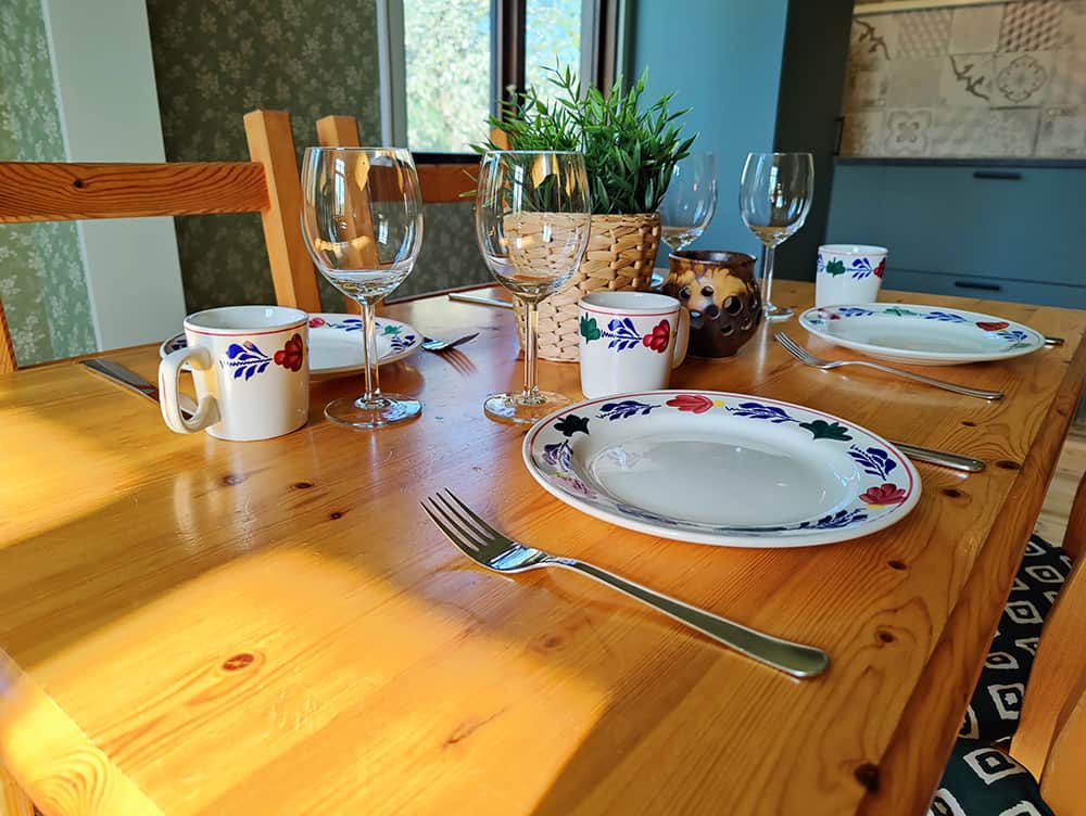 De keukentafel staat ingedekt met Boerenbont servies in de nieuwe keuken.