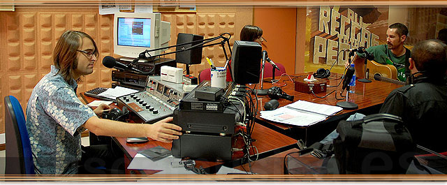 Eduardo Tebar en plena faena de La caja de música. Rock and roll radio.