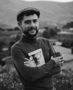 Fotografía de Adrián O. Lozano, autor del poemario "Contener el fuego", 2025.