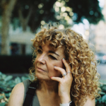 Fotografía de Olga Vázquez, autora de la novela "Tres cartas con sobre azul", 2026.