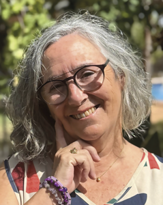 Fotografía de Concha Mateo, autora de la novela "Una flor morada", 2026.