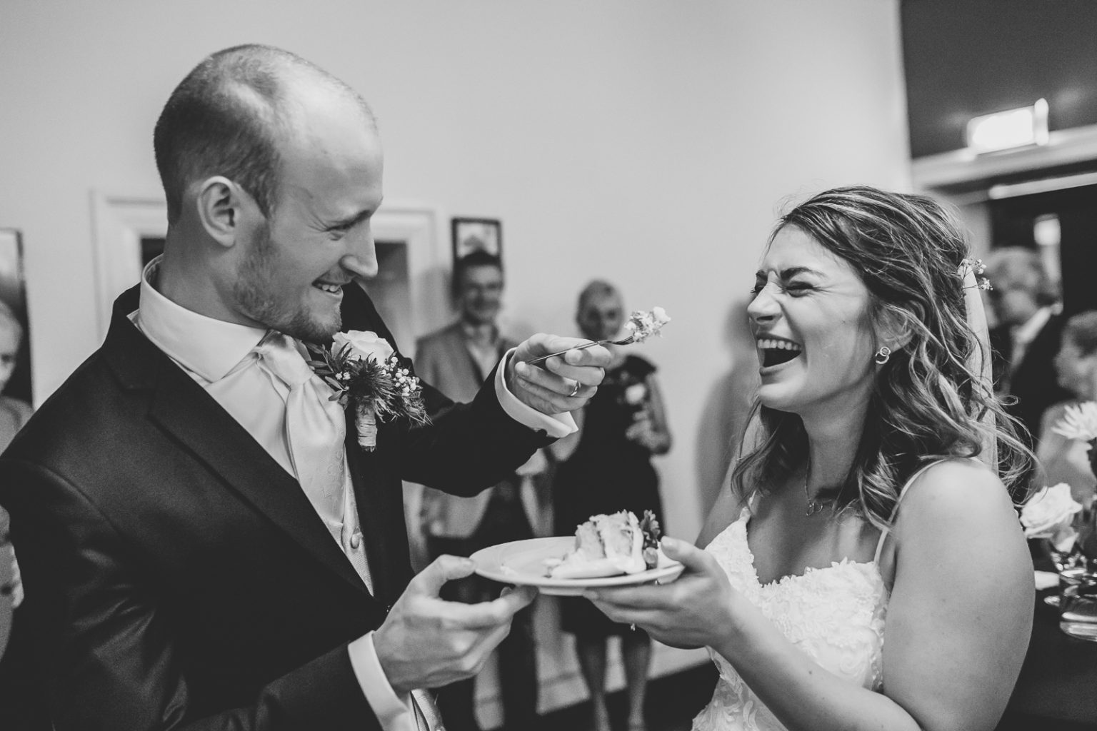 Een koppel op hun trouwdag in Nederland door Alicia Post